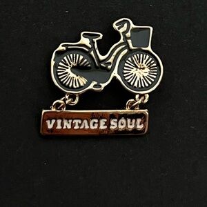 Vintage bicycle enamel pin in gold tone and black Mona B “vintage soul”